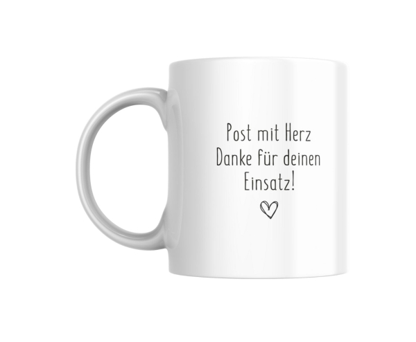 Seitenansicht einer weißen Tasse mit der Aufschrift „Post mit Herz – Danke für deinen Einsatz!“ und kleinem Herzsymbol.